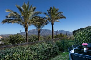 Outdoor dining - Chalet 'Comodo Triplex La Cala Golf' with Shared Pool, Wi-Fi and Air Conditioning (Mijas)