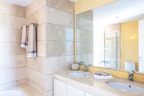 Shower, hair dryer, towels - Chalet 'Comodo Triplex La Cala Golf' with Shared Pool, Wi-Fi and Air Conditioning (Mijas)
