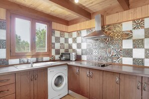 Refrigerador, microondas, parrilla de estufa y cafetera y tetera 