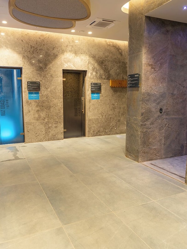 Sauna, hot tub, steam room, hot springs/mineral springs