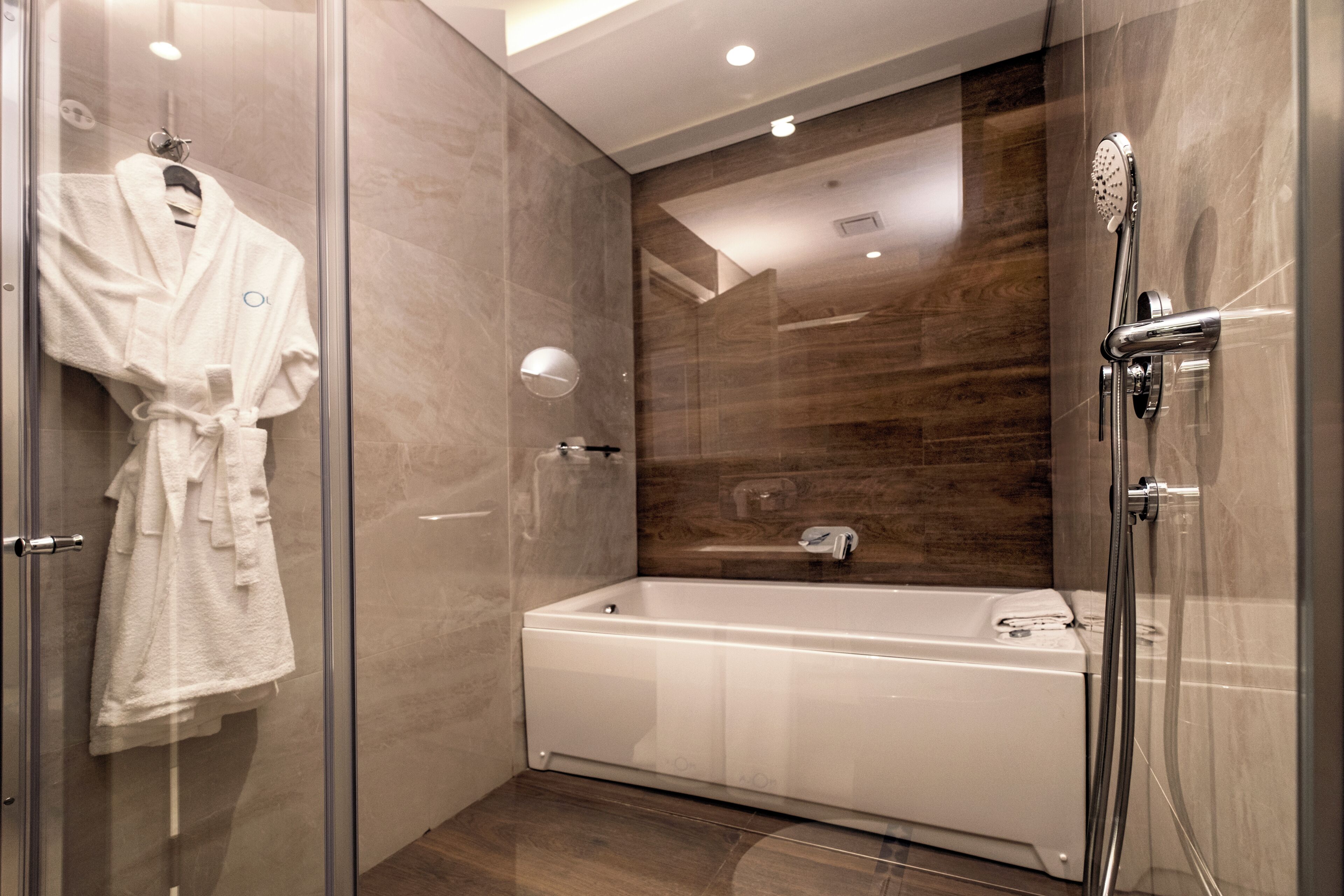 Executive Apartment, Garden View | Bathroom | Shower, free toiletries, hair dryer, bathrobes