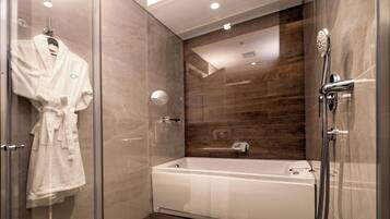 Executive Apartment, Garden View | Bathroom | Shower, free toiletries, hair dryer, bathrobes
