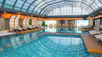 3 Innenpools, 2 Außenpools, Sonnenschirme, Liegestühle