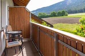 Outdoor dining - Apartment '2' with Mountain View, Shared Garden and Wi-Fi (Oberolang)