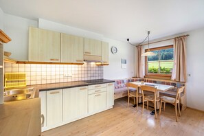 Fridge, stovetop, dishwasher, coffee/tea maker - Apartment '2' with Mountain View, Shared Garden and Wi-Fi (Oberolang)