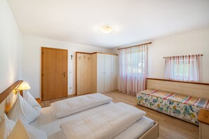 1 bedroom, free WiFi, bed sheets - Apartment '2' with Mountain View, Shared Garden and Wi-Fi (Oberolang)