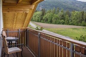 Property grounds - Apartment '4' with Mountain View, Shared Garden and Wi-Fi (Oberolang)