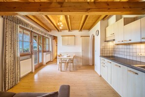 Interior - Apartment '4' with Mountain View, Shared Garden and Wi-Fi (Oberolang)