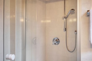Shower, towels - Apartment '4' with Mountain View, Shared Garden and Wi-Fi (Oberolang)