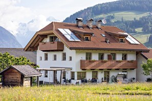 Exterior - Apartment '4' with Mountain View, Shared Garden and Wi-Fi (Oberolang)