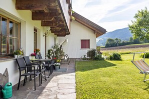 Outdoor dining - Apartment '4' with Mountain View, Shared Garden and Wi-Fi (Oberolang)