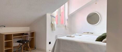 1 chambre, fer et planche à repasser, draps fournis