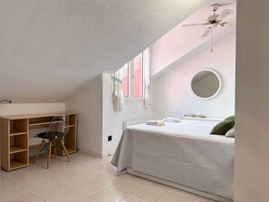 1 غرفة نوم ومكواة/لوح كي وملاءات أسرّة