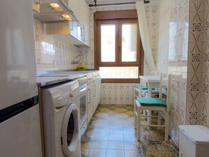 Réfrigérateur, micro-ondes, four, cafetière/bouilloire