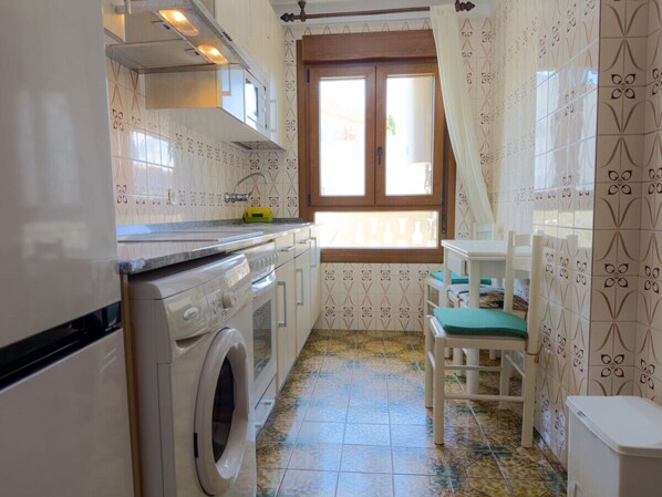 Kjøleskap, mikrobølgeovn, ovn og kaffetrakter/tekoker