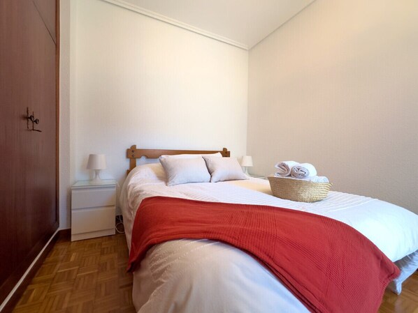 3 bedrooms, iron/ironing board, bed sheets