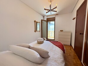 3 bedrooms, iron/ironing board, bed sheets