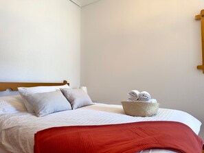 3 habitaciones, tabla de planchar con plancha y ropa de cama 