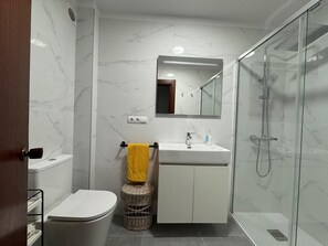 Een haardroger, handdoeken