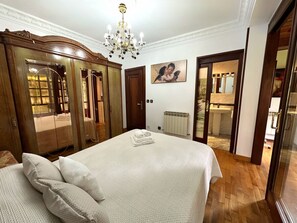 3 habitaciones, tabla de planchar con plancha y ropa de cama 