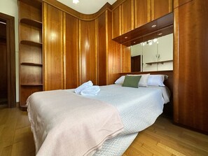 3 dormitorios, tabla de planchar con plancha, ropa de cama