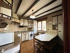 冷蔵庫、電子レンジ、オーブン、コーヒー / ティーメーカー