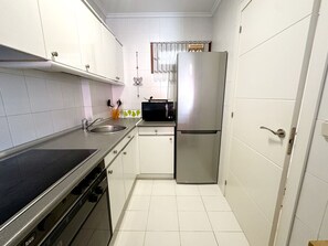 Mikrobølgeovn, kaffetrakter/tekoker og kjøkkenutstyr