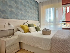 2 soverom, strykejern/-brett og sengetøy