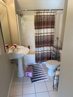 A bathroom with a shower, toilet, and sink. - Spacious Hendersonville Home – Sleeps 7, Prime Location! (Hendersonville)