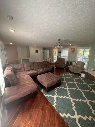 Spacious Hendersonville Home – Sleeps 7, Prime Location!