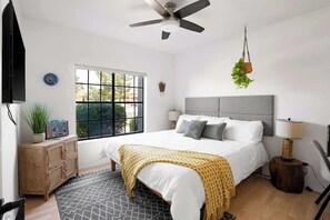 4 bedrooms, iron/ironing board, travel crib, WiFi - Sleeps 18 | Beautiful Resort Style | Heated Pool (Scottsdale)