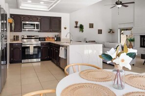 Fridge, microwave, oven, stovetop - Sleeps 18 | Beautiful Resort Style | Heated Pool (Scottsdale)