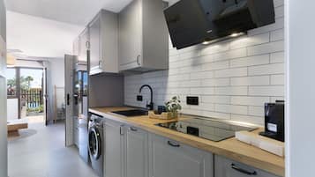 Jääkaappi, mikroaaltouuni, uuni, liesi