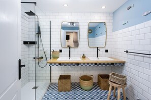 Douche, sĂšche-cheveux, serviettes fournies