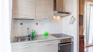 Een koelkast, een microgolfoven, een oven, een kookplaat