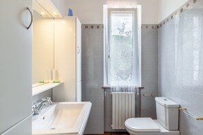 Een douche, een haardroger, handdoeken