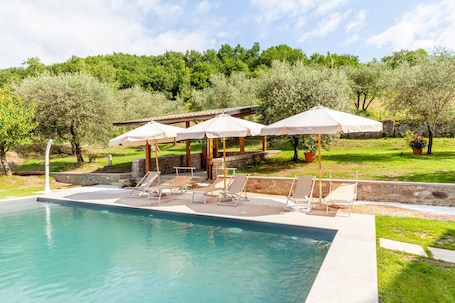 プール. Apartment 'Villa La Lanterna Bianca' with Mountain View, Wi-Fi and Air Conditioning