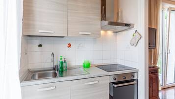 Frigorifero, microonde, forno, piano cottura