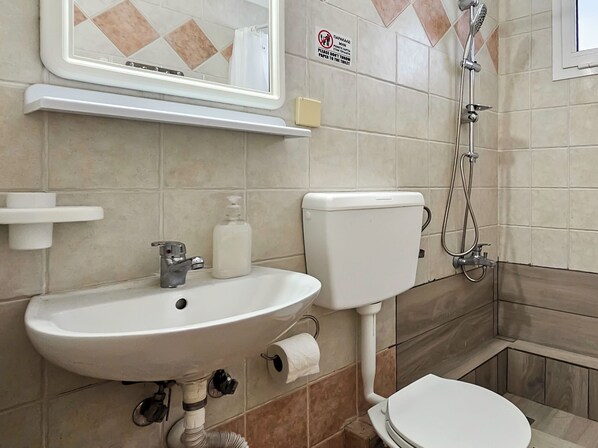 Dusj, hårføner, håndklær og såpe