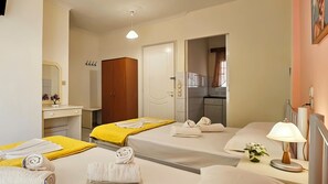 Kamar Quadruple Klasik, balkon, pemandangan kebun | Brankas, meja kerja, ruang kerja ramah laptop, dan kedap suara