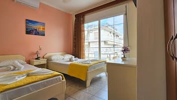 Klassieke Twin kamer, balkon, uitzicht op de stad | Een kluis op de kamer, een bureau, een laptopwerkplek