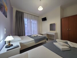 Quarto duplo clássico, sacada, vista para a cidade | Cofres nos quartos, escrivaninha, espaço de trabalho para notebook