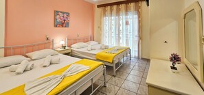 Firemannsrom – classic, balkong, hageutsikt | Safe på rommet, skrivebord, skrivebord for bærbar PC og lydisolert