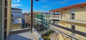 Tremannsrom – classic, balkong, hageutsikt | Terrasse/patio