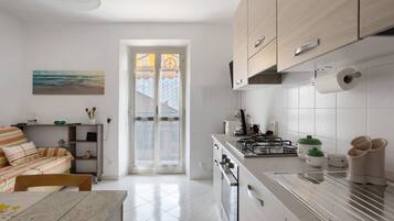 Een koelkast, een magnetron, een oven, een kookplaat