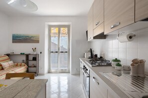 Køleskab, mikrobølgeovn, ovn, kogeplade