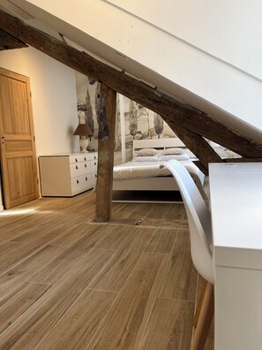 3 quartos, ferros/tábuas de passar roupa, Wi-Fi, roupa de cama