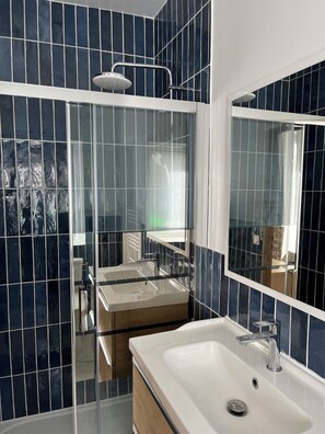 Toalhas de banho, papel higiênico