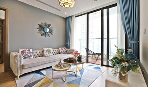 Lägenhet Standard - 2 sovrum - kök - sjöutsikt | Vardagsrum | 65-tums platt-tv med satellitkanaler och eldstad