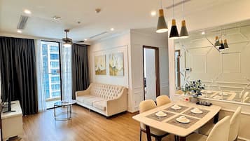 Standard Apartment, 2 Bedrooms, Kitchen, Lake View | Living area